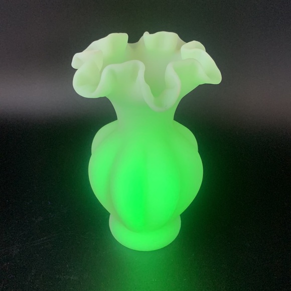 Vintage Fenton Custard Glass Vase Ruffled Uranium - Picture 7 of 7